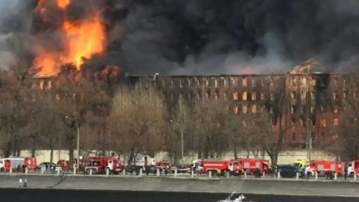 Incendio en planta petroquímica en Rusia deja un muerto y decenas de heridos
