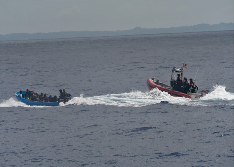 Guardia Costera de EE. UU. repatria a 60 migrantes dominicanos y haitianos desde el Canal de la Mona