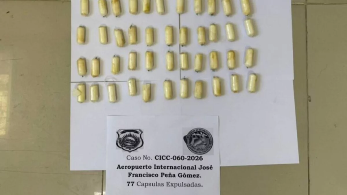 Detienen a español con 77 cápsulas de cocaína en aeropuerto de Santo Domingo