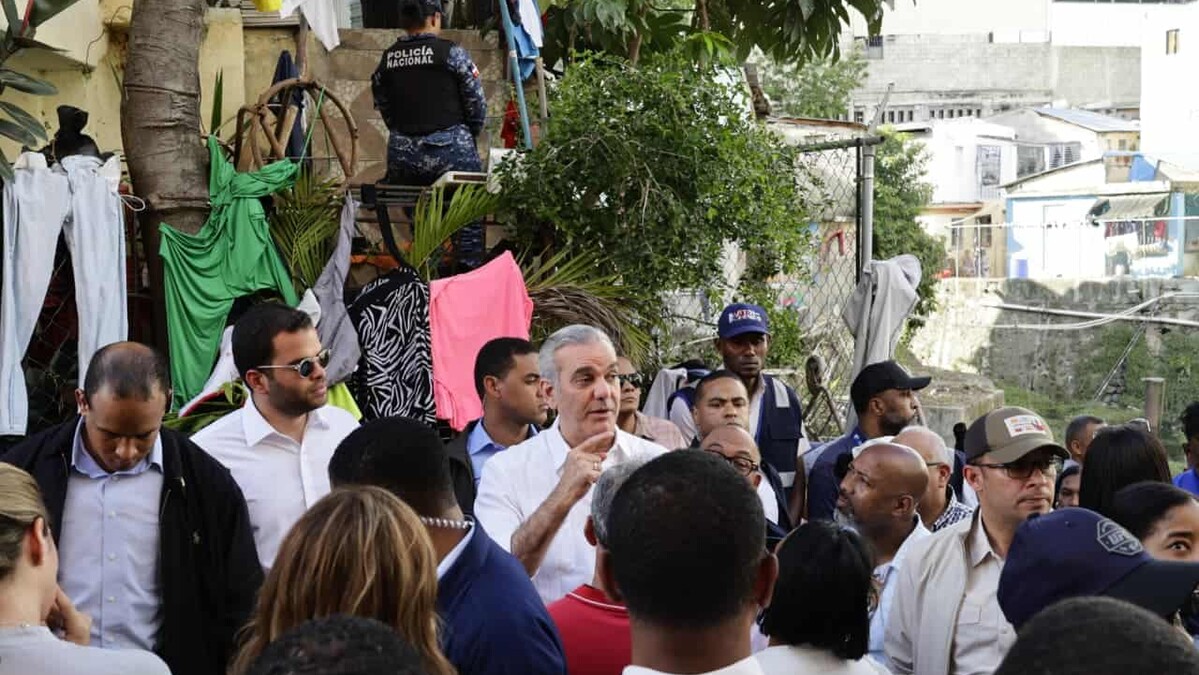 Abinader recorre Los Platanitos tras inundaciones y promete soluciones a largo plazo