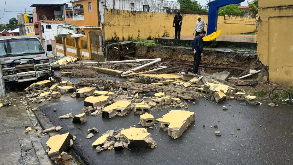 Colapsa pared de escuela en Pedro Brand tras fuertes lluvias; no se reportan heridos