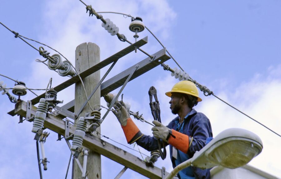 Compra de energía eléctrica aumenta 11 % en enero de 2026 pese a ligera caída en ingresos por ventas