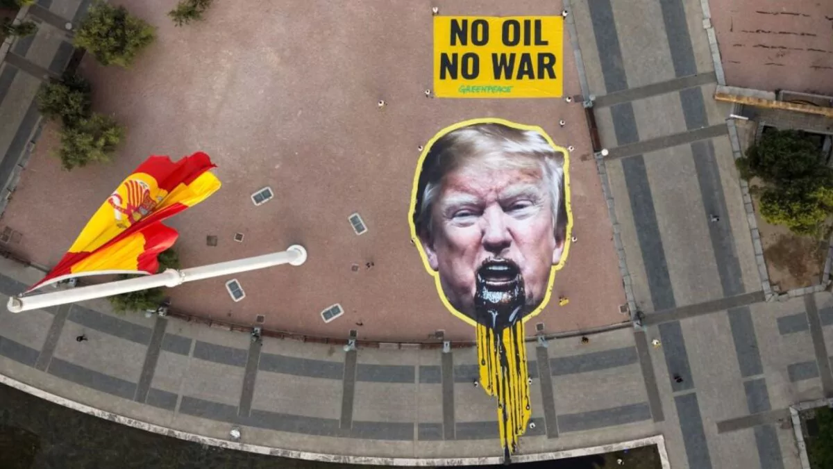 Greenpeace protesta en Madrid contra los combustibles fósiles con imagen de Donald Trump