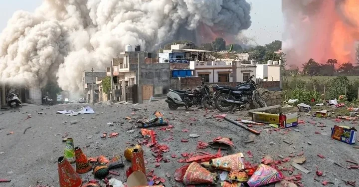 Explosión en fábrica de fuegos artificiales en India deja al menos 13 muertos