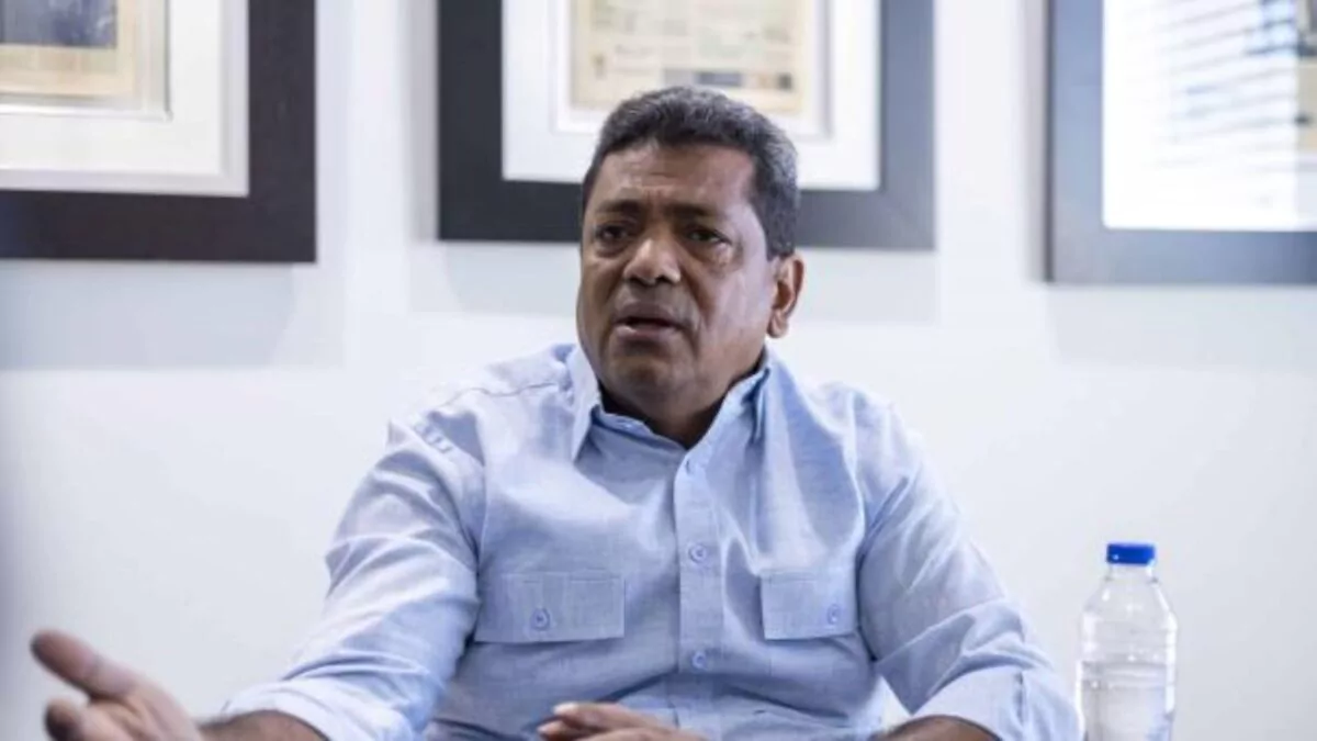 Junior Santos defiende licitaciones de camiones compactadores en el Gran Santo Domingo