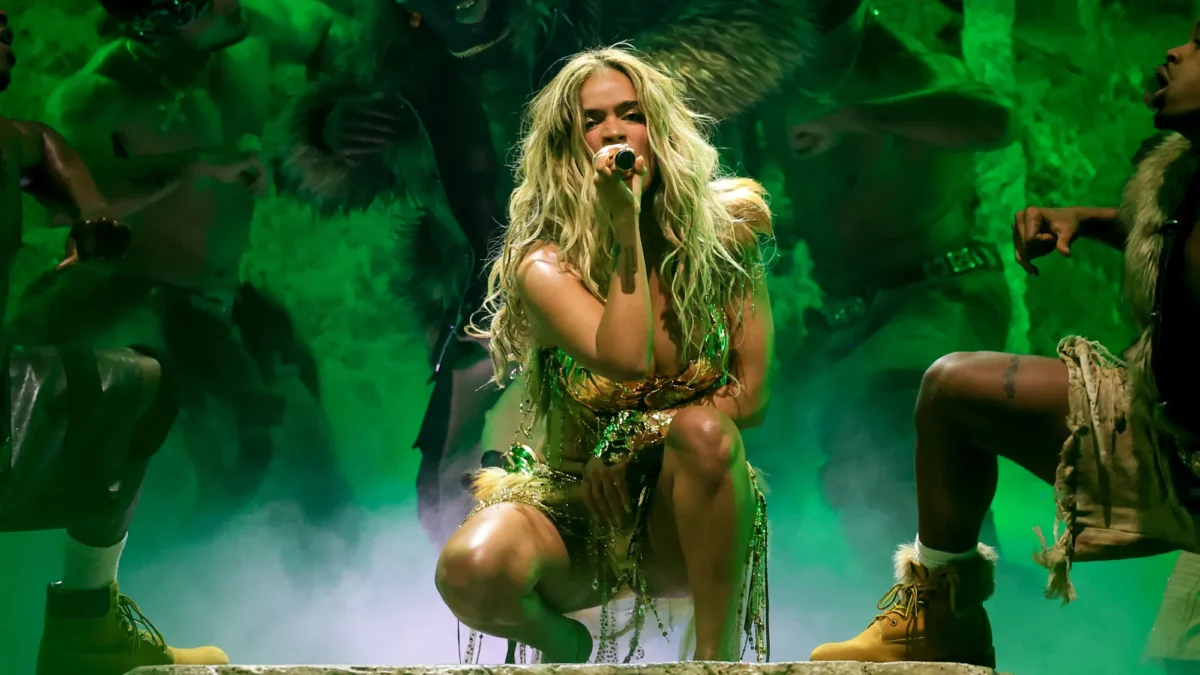 Karol G hace historia como la primera latina en encabezar Coachella