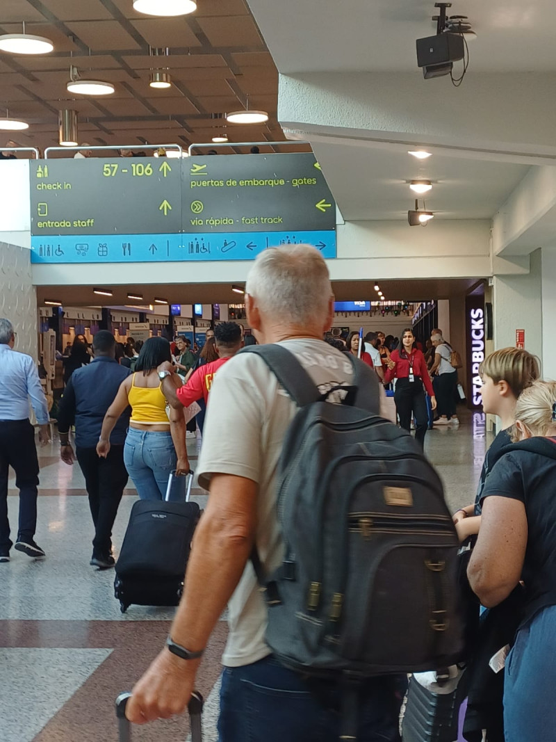 Refuerzan seguridad en aeropuertos por alto flujo en Semana Santa 2026