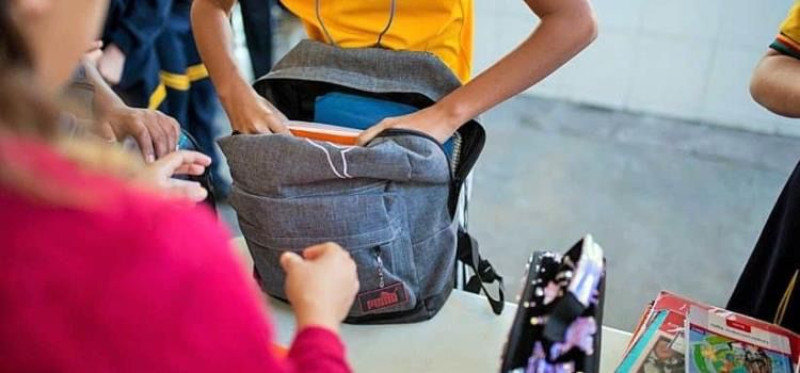 ADP pide a padres revisar mochilas de sus hijos ante hallazgo de armas en escuelas