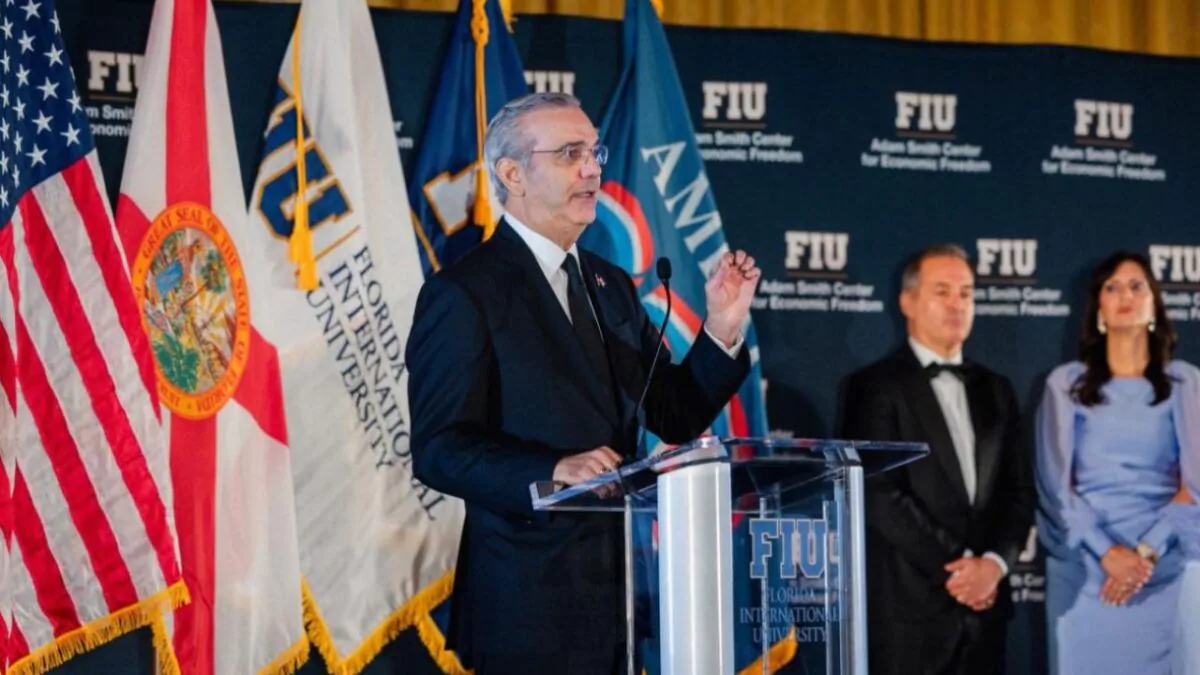 Abinader regresa al país tras cumplir agenda académica e institucional en Miami