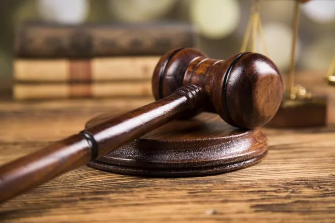 Condenan a 10 y 2 años de prisión a dos hombres por intento de homicidio y agresión múltiple en Hato Mayor