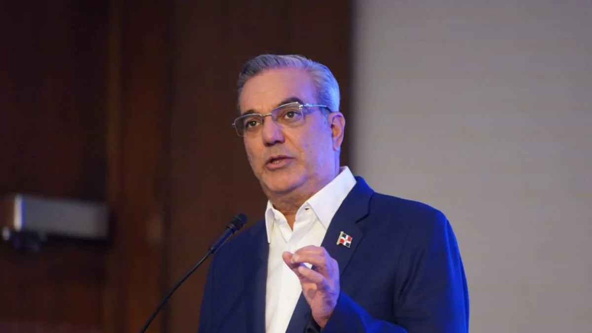 Abinader viaja a Panamá para promover inversiones y participar en Congreso Mundial de Zonas Francas