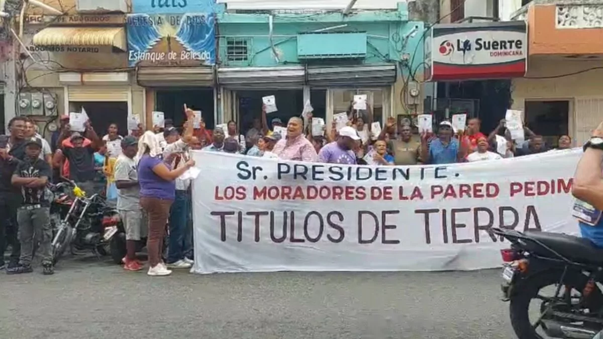 Comunitarios de La Pared protestan en San Cristóbal para exigir titulación de terrenos y rechazar presuntos desalojos