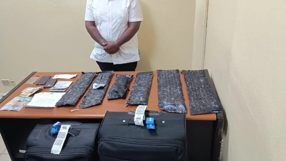 Detienen en el Aeropuerto del Cibao a extranjero que intentaba viajar a España con presunta cocaína