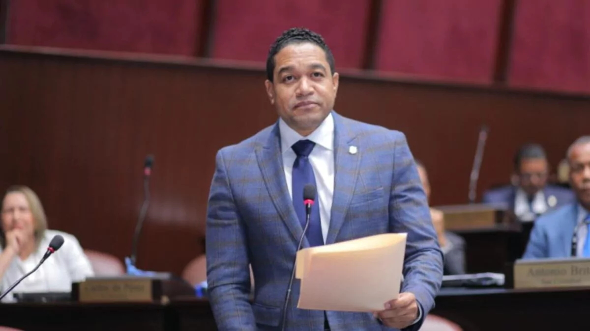Diputado Rafael Pérez renuncia a la Fuerza del Pueblo y reduce su bancada en la Cámara Baja