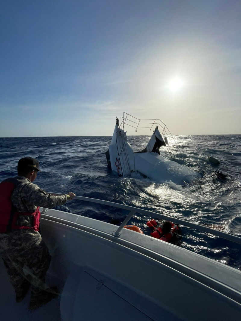 Armada rescata a dos tripulantes tras avería de embarcación en aguas de Puerto Plata