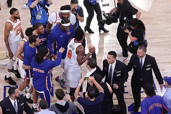 Knicks firman remontada épica y quedan a una victoria del título de la NBA