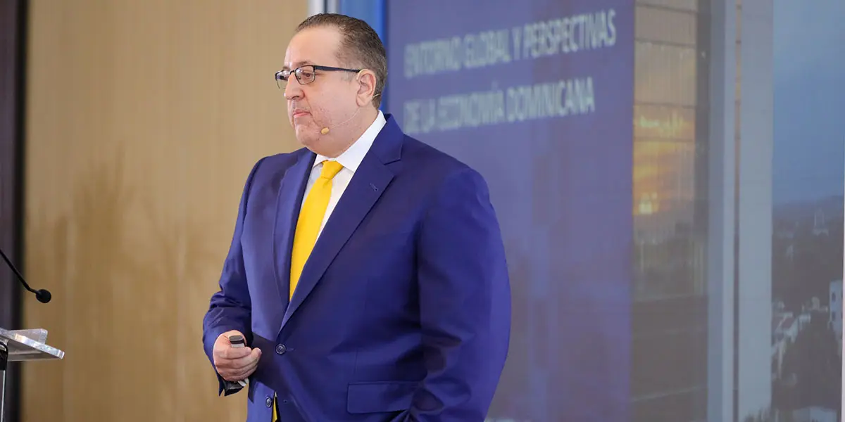 Magín Díaz justifica ajustes fiscales y aumento en combustibles ante presión económica