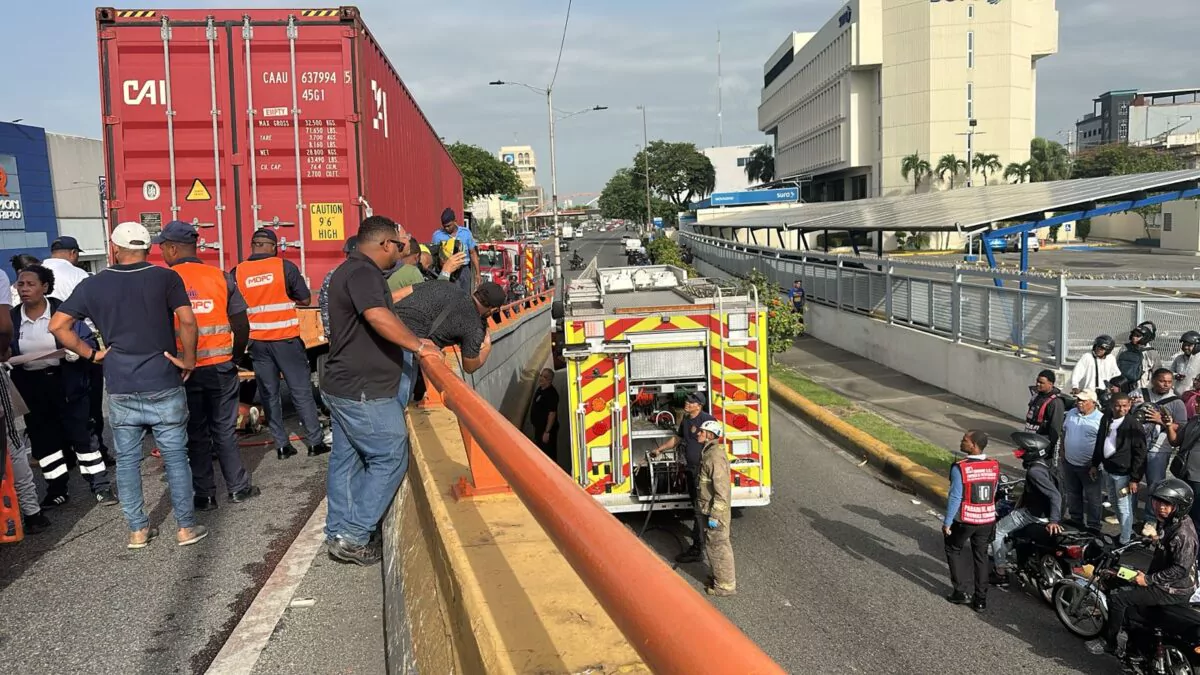 Motorista queda atrapado entre una patana y la baranda de un elevado tras presunto intento de rebase
