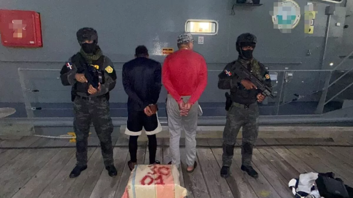DNCD intercepta narcolancha en Peravia con 30 paquetes de cocaína y detiene a dos hombres