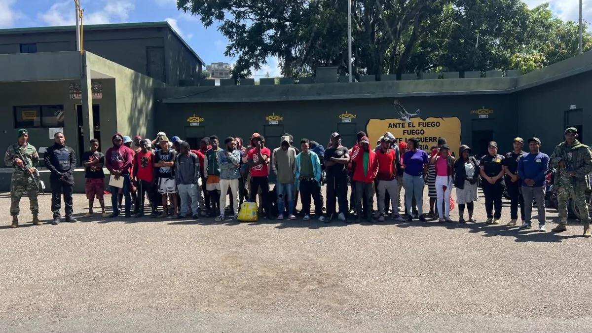Detienen a 60 haitianos en situación migratoria irregular durante operativo en Constanza