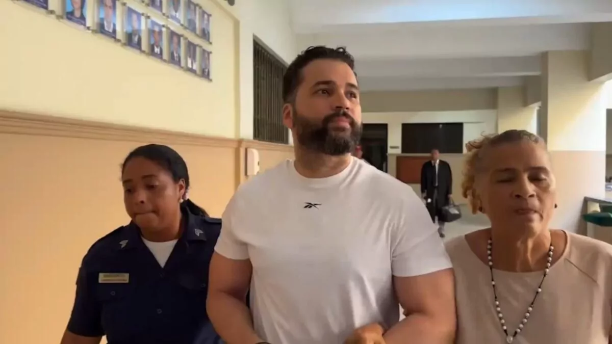 Esposo enfrenta a médico acusado de agresión sexual en tribunal de Duarte