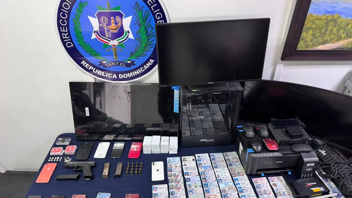 Autoridades desmantelan presunta red de falsificación de documentos durante operativos en Santiago
