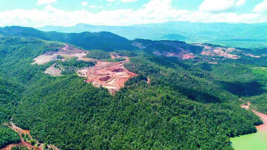 Exempleados de Falcondo reclaman RD$300 millones en prestaciones tras despidos