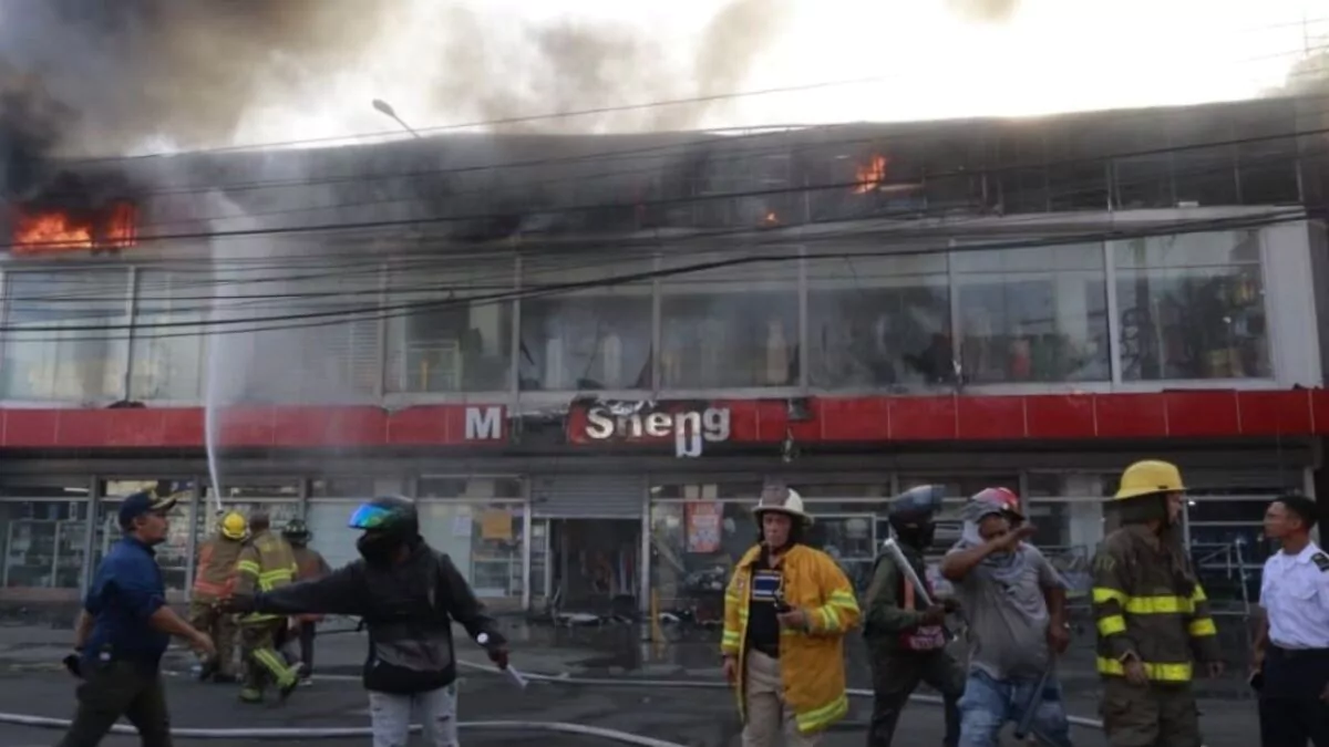 Incendio de gran magnitud consume tienda china en Santo Domingo Oeste
