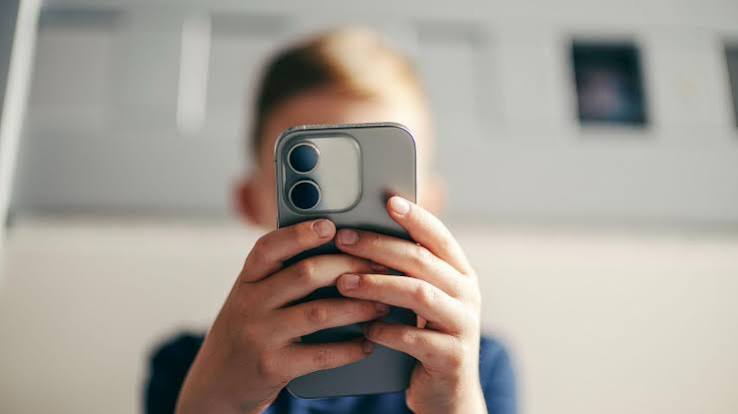 Francia aprueba ley para restringir el acceso de menores de 15 años a las redes sociales