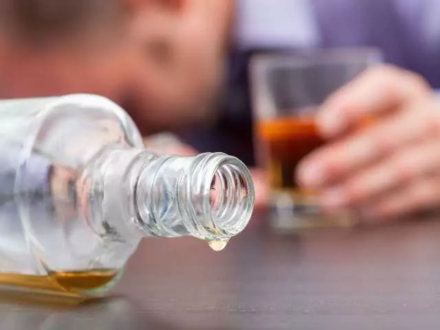 Incautan casi 5,000 bebidas adulteradas y productos vencidos durante operativo en San Cristóbal