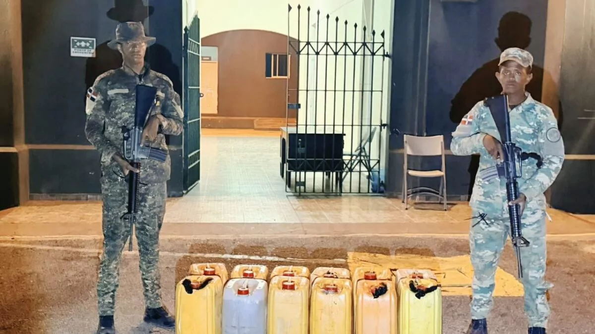 Ejército ocupa 240 litros de clerén tras frustrar intento de contrabando en Montecristi