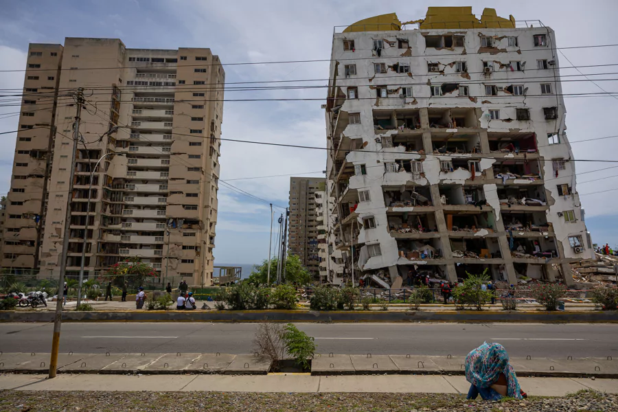 Rescatistas mantienen búsqueda de sobrevivientes una semana después de los terremotos en Venezuela