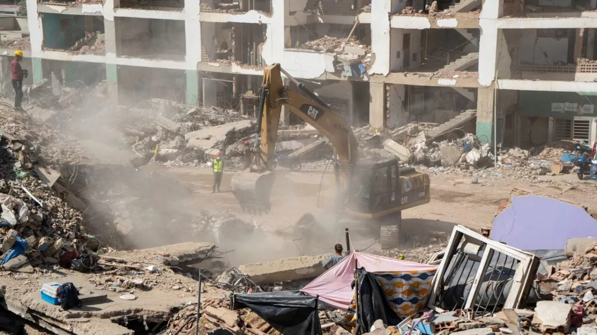 EE.UU. entrega a Venezuela maquinaria para remover escombros tras terremotos