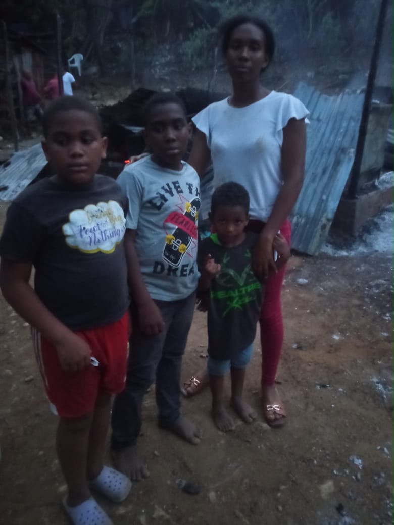 Familia lo pierde todo tras incendio que redujo a cenizas su vivienda en Najayo Arriba