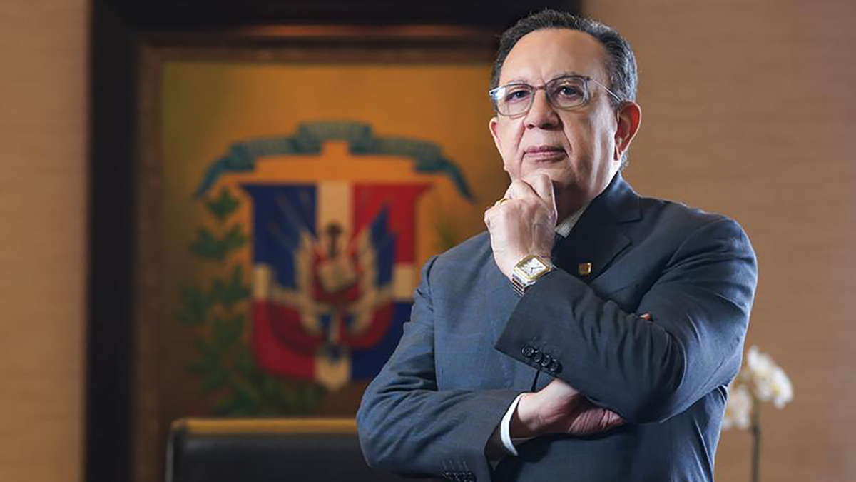 Abinader ratifica a Valdez Albizu como gobernador del Banco Central