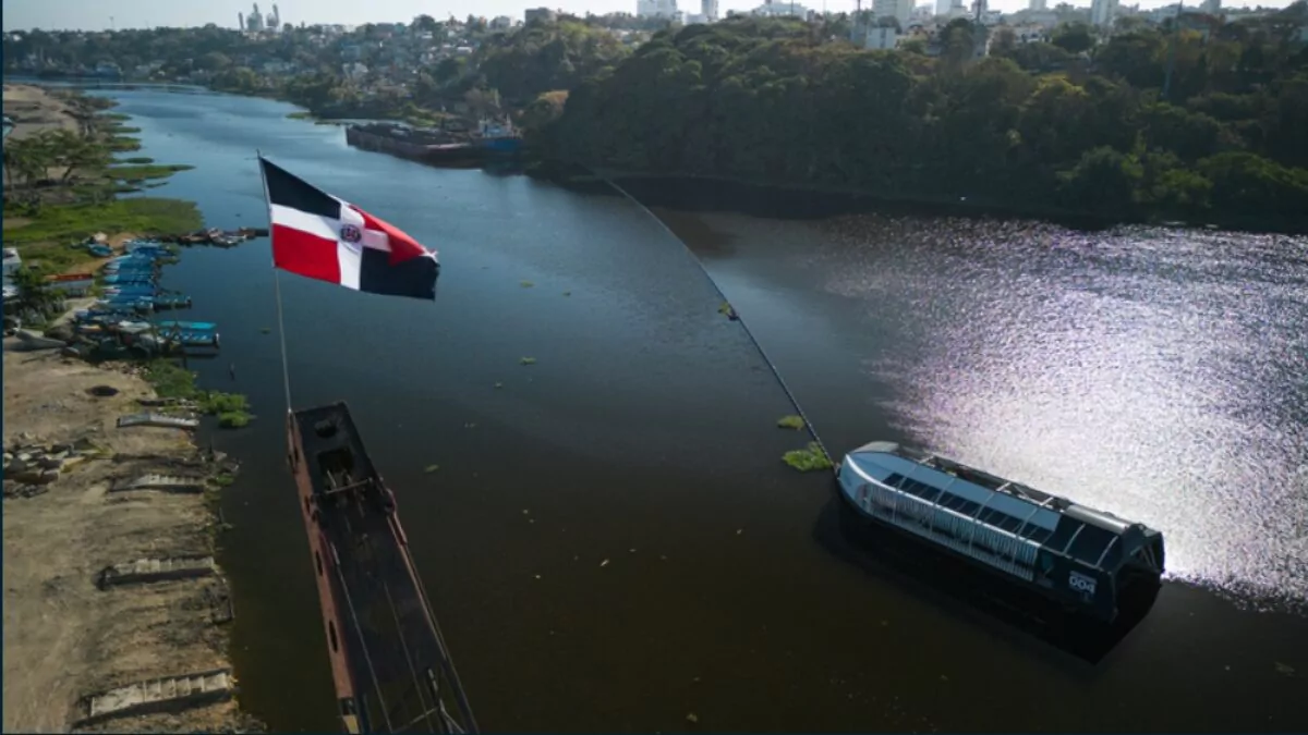Instalarán en 2027 una nueva barrera de 400 metros en el río Ozama para frenar la basura y las lilas