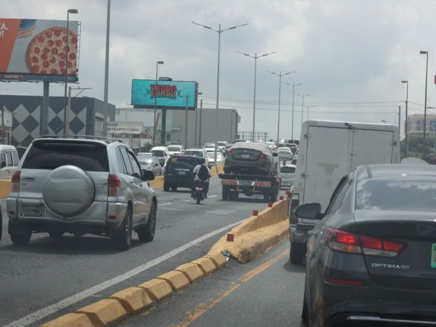 Dobles parqueos, imprudencias y paradas improvisadas mantienen el caos vial en Santo Domingo