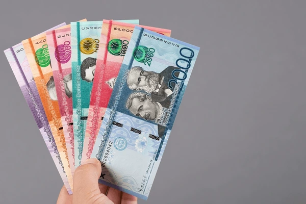 Peso dominicano se fortalece y registra apreciación de 8 % frente al dólar