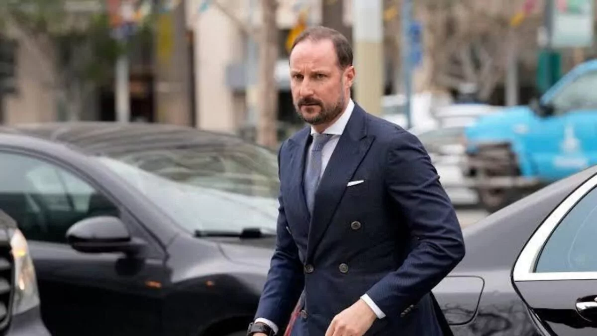 Haakon VIII asume el trono de Noruega tras la muerte de Harald V