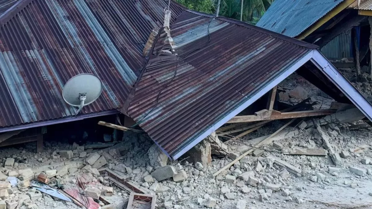 Terremoto de magnitud 7.7 deja 70 muertos y más de 22,000 desplazados en Indonesia