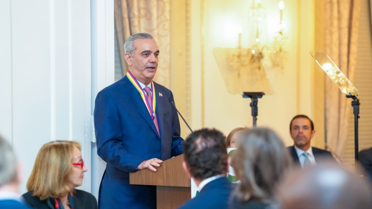 Abinader recibe Insignia de Oro de Americas Society por su gestión económica e institucional