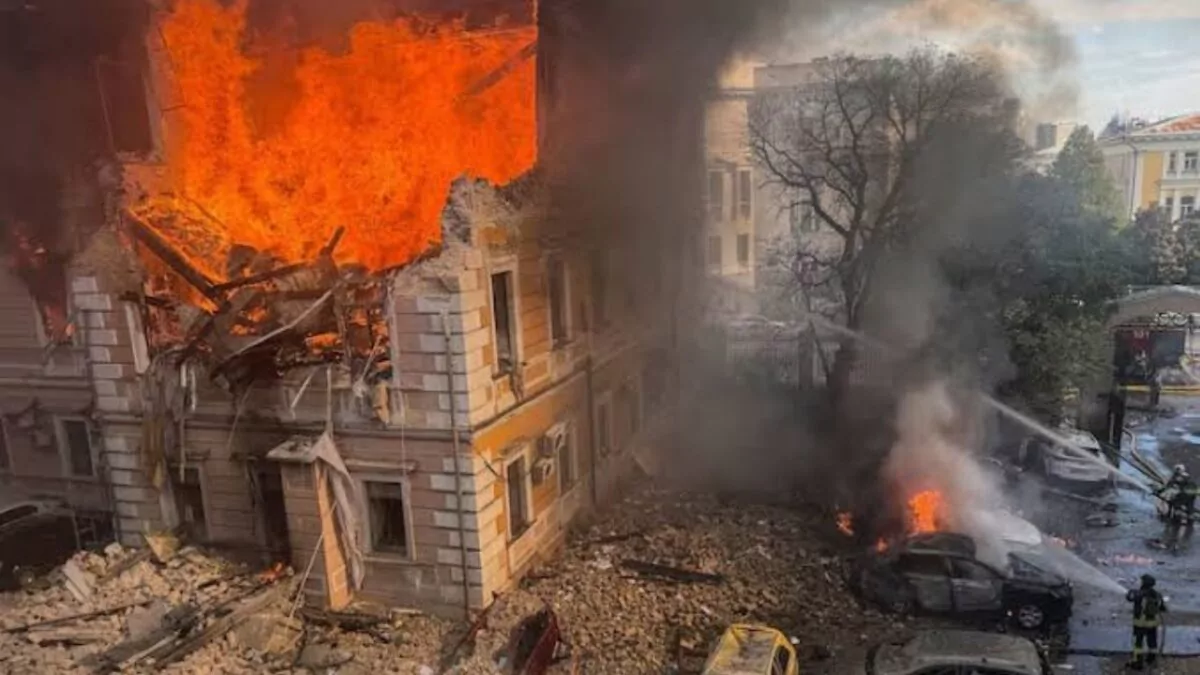 Dron ruso impacta edificio de la Academia de Ciencias en Kiev y deja un muerto