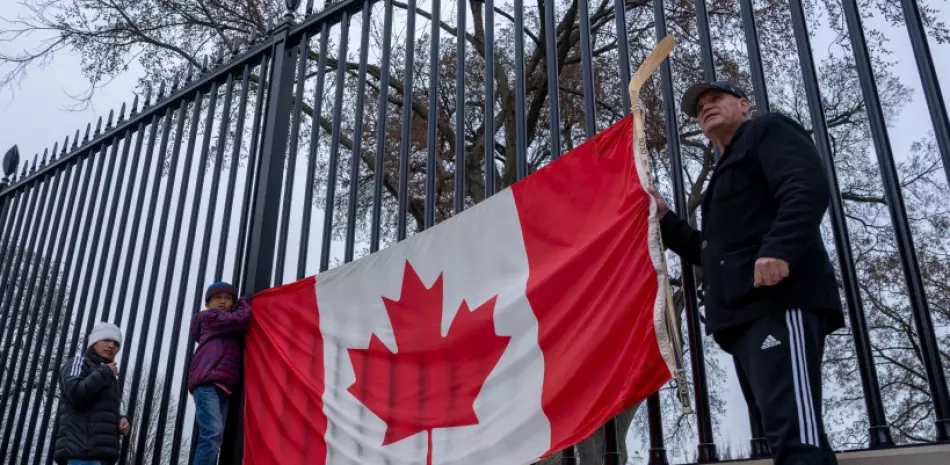 EE.UU. eleva aranceles a productos canadienses en nueva escalada comercial