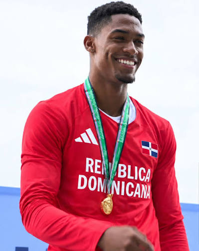 Atleta dominicano Christopher Melenciano recibe modernos auxiliares auditivos para fortalecer su carrera deportiva