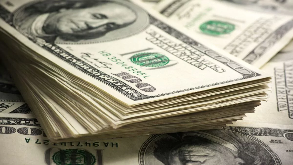 Trump entrega $135,000 en efectivo a tres asesoras de la Casa Blanca y genera cuestionamientos éticos