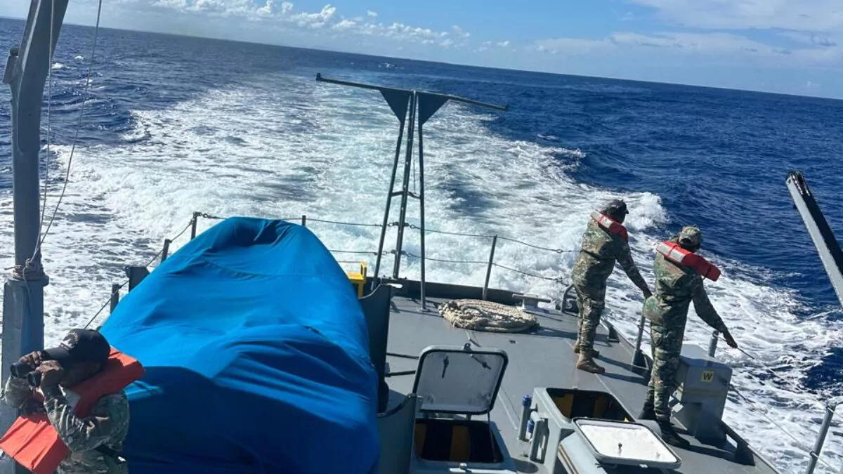 Armada mantiene búsqueda tras rescate de 48 personas cerca de Isla Mona