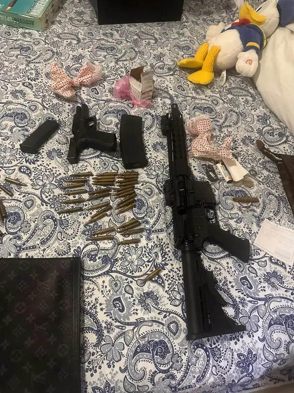 Apresan alemán y ocupan fusil, pistola y más de 34 mil dólares en Juan Dolio