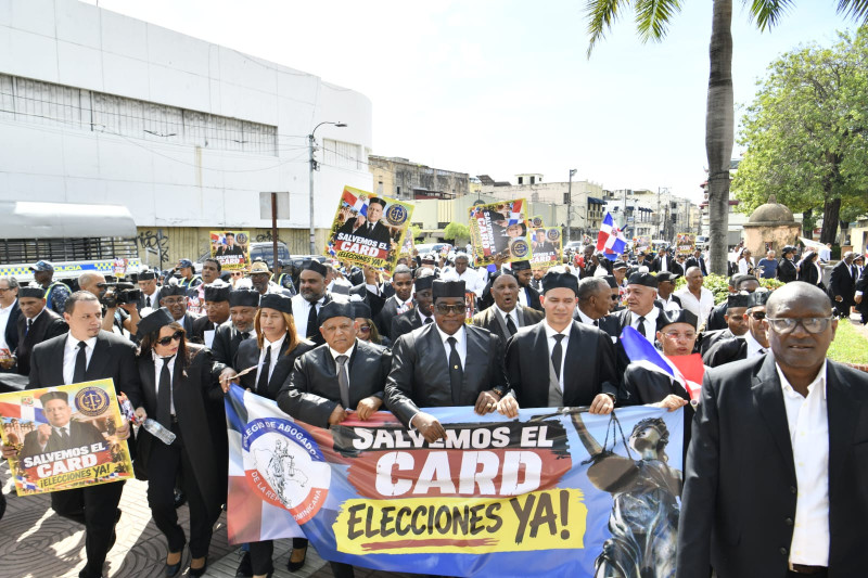 Abogados marchan por elecciones en el CARD y reclaman apertura de la sede