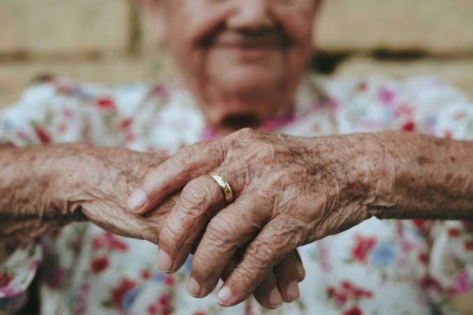 Depresión y aislamiento amenazan la salud mental de miles de adultos mayores en RD