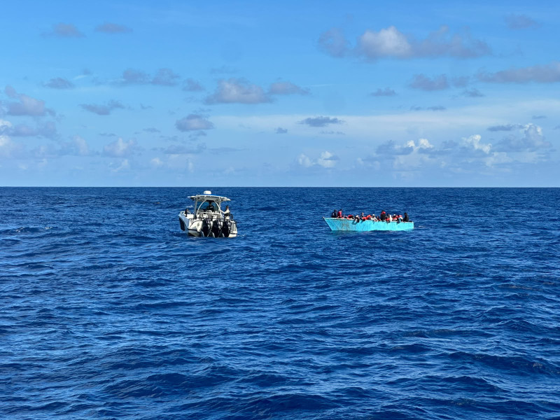 Armada intercepta embarcación clandestina con 59 personas al norte de Samaná